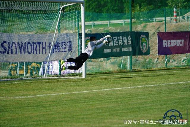 申花艰难挺过难关 暂时回到榜首 米内罗用脸顶入一球