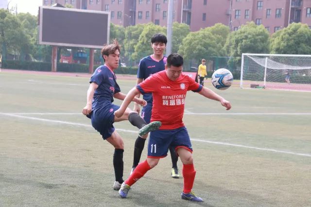 莱万点球被取消 诺坎普全场怒吼：欧足联是黑社会